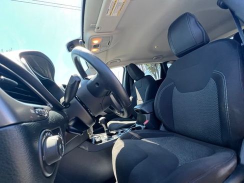 Used 2019 Jeep Cherokee Latitude w/ Popular Appearance Group AWD/4WD image 14