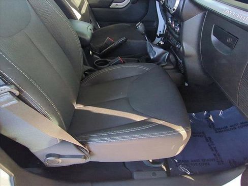 Used 2017 Jeep Wrangler Unlimited Rubicon w/ Connectivity Group image 19