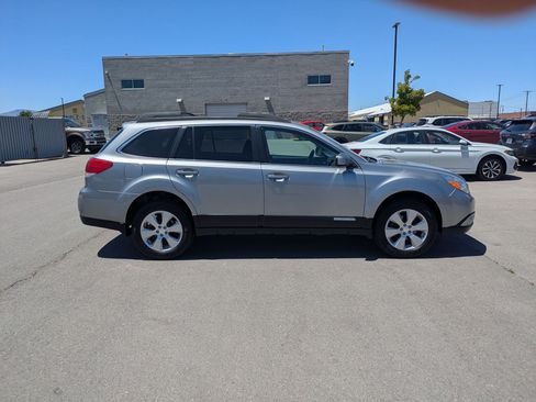 Used 2011 Subaru Outback 2.5i Limited AWD/4WD image 2