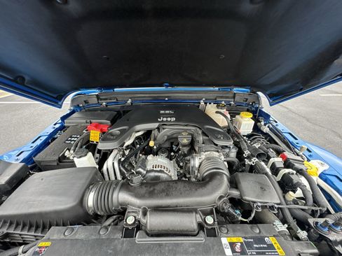 Used 2021 Jeep Gladiator Sport image 25