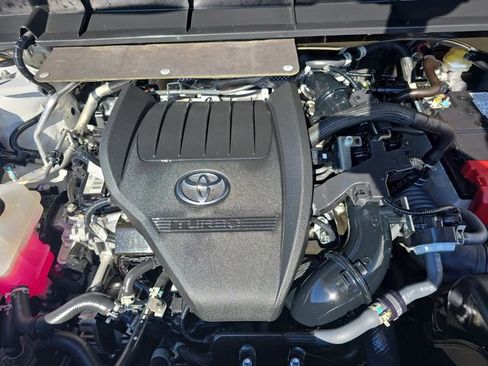 Used 2023 Toyota Highlander XLE FWD image 32