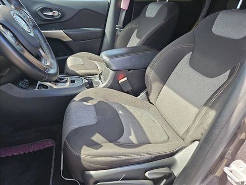 Used 2018 Jeep Cherokee Latitude w/ Altitude Package image 13