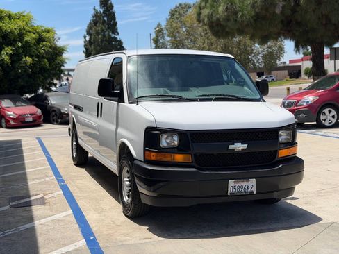 Used 2017 Chevrolet Express 3500 Extended RWD image 4
