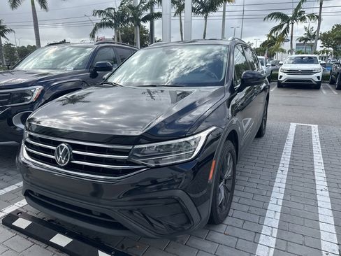Used 2022 Volkswagen Tiguan SE image 1