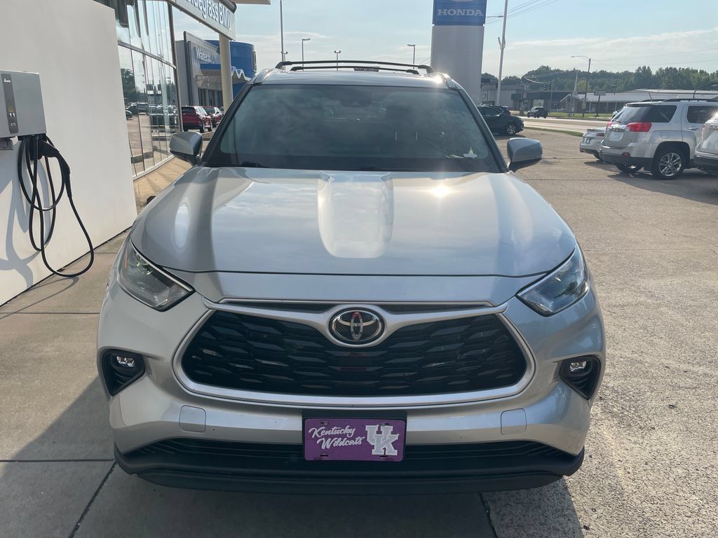 Used 2022 Toyota Highlander XLE AWD/4WD image 7