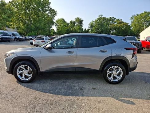 Used 2024 Chevrolet Trax LS w/ LS Convenience Package FWD image 8