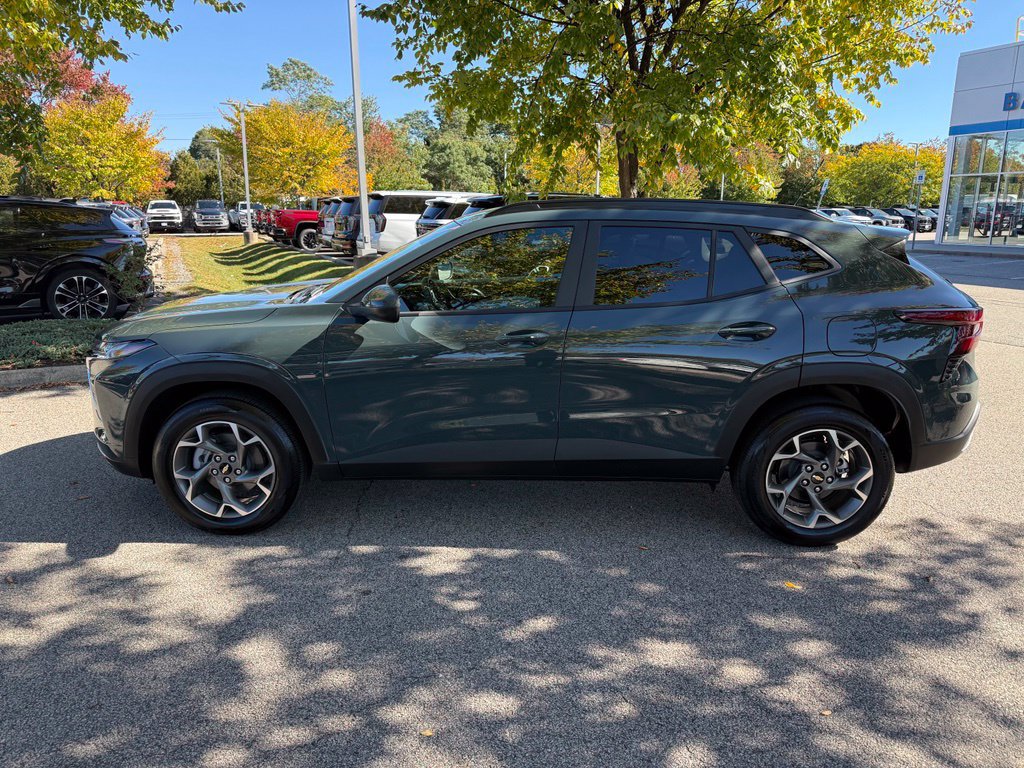 Used 2026 Chevrolet Trax LT w/ LT Convenience Package FWD image 2
