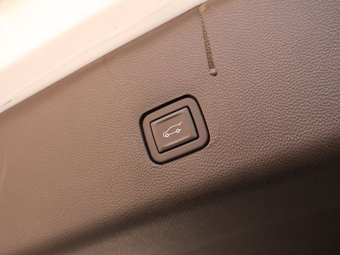 Used 2023 Chevrolet Traverse LT image 25