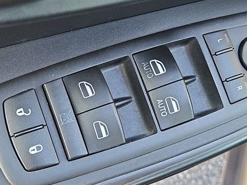 Used 2016 Jeep Cherokee Limited image 7