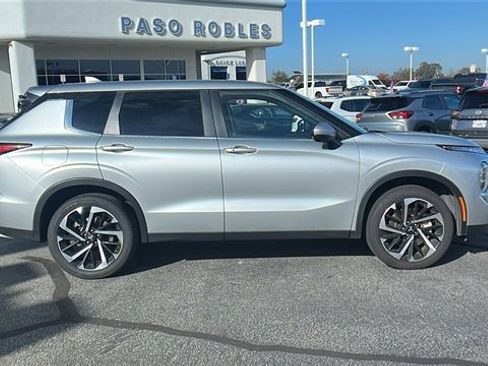 Used 2024 Mitsubishi Outlander SE image 2