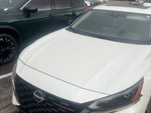 Used 2023 Nissan Altima 2.5 SR w/ SR Premium Package FWD image 1