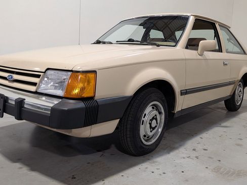 Used 1987 Ford Escort GL FWD image 3