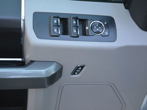 Used 2018 Ford F150 XLT w/ Trailer Tow Package image 34