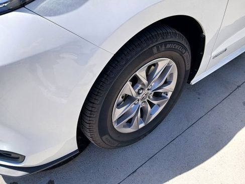 Used 2021 Toyota Sienna LE w/ LE Plus Package AWD/4WD image 9