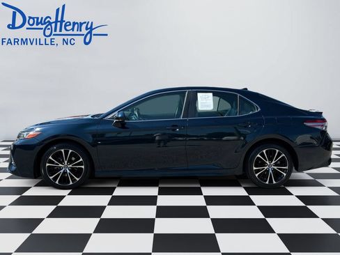 Used 2019 Toyota Camry SE FWD image 2