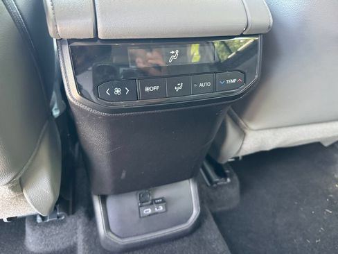 Used 2024 Toyota Highlander XLE AWD/4WD image 20