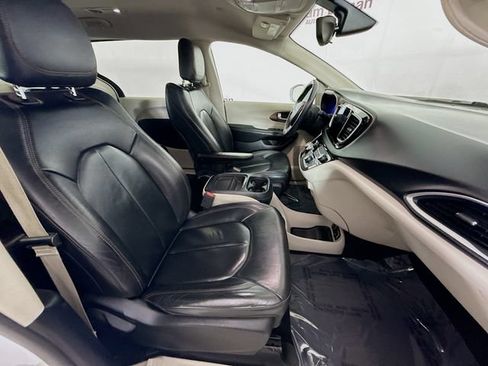 Used 2017 Chrysler Pacifica Touring-L FWD image 27