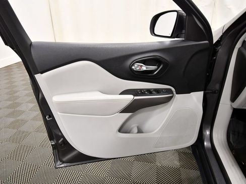 Used 2021 Jeep Cherokee Latitude Lux FWD image 13