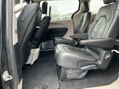 Used 2017 Chrysler Pacifica Touring-L Plus image 13
