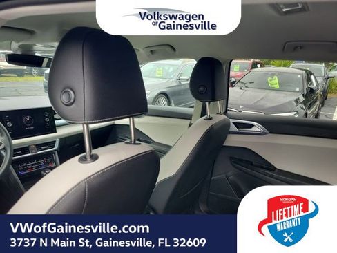 Used 2025 Volkswagen Taos SE FWD image 11