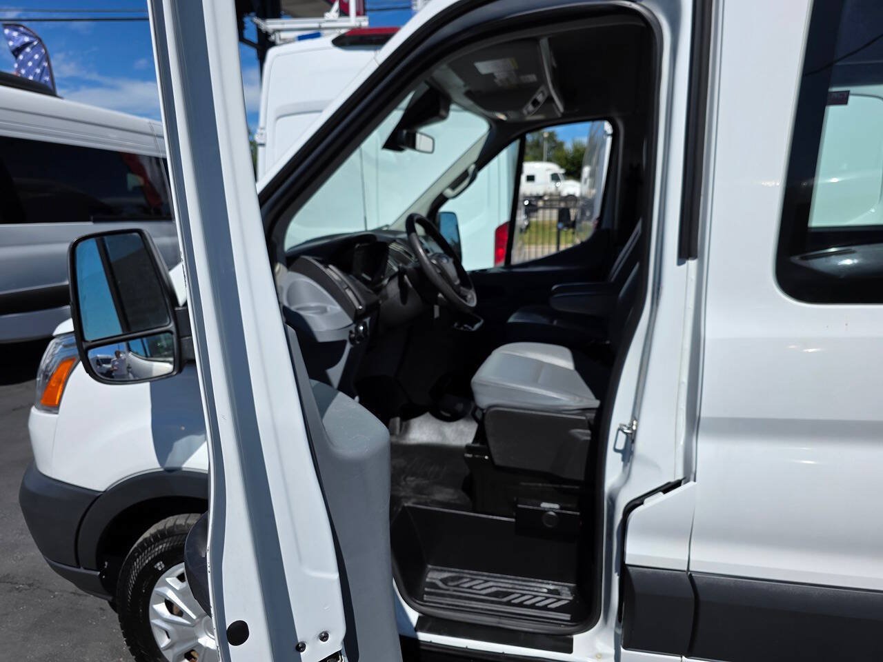 Used 2018 Ford Transit 150 XL RWD image 17
