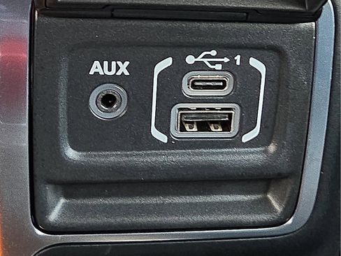 Used 2024 Jeep Gladiator Rubicon w/ Technology Group image 19