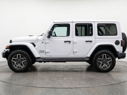 Used 2025 Jeep Wrangler Sahara image 5