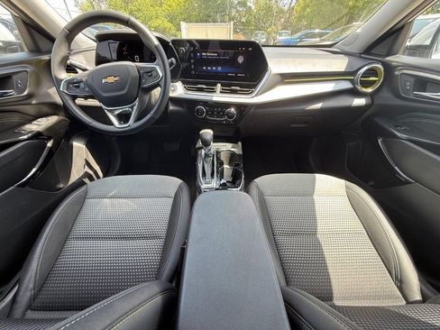 Used 2024 Chevrolet Trax LT w/ LT Convenience Package FWD image 13