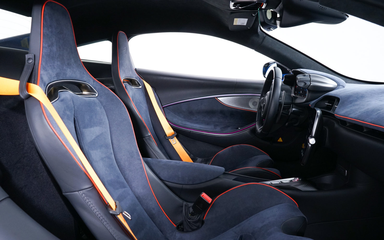 Used 2024 McLaren Artura RWD image 27