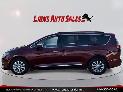 Used 2017 Chrysler Pacifica Touring-L FWD image 8