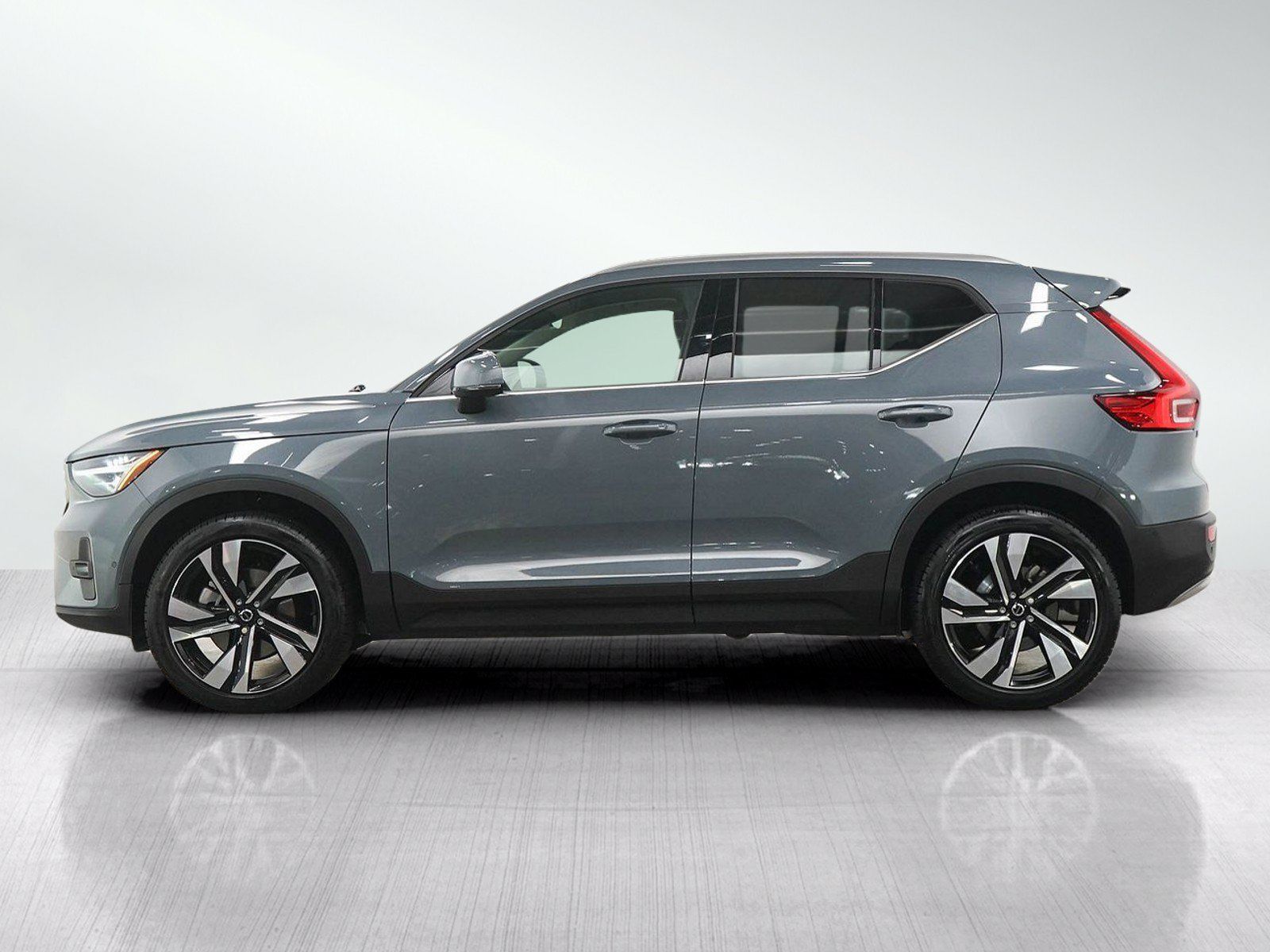 Used 2023 Volvo XC40 B5 Ultimate w/ Protection Package Premier AWD/4WD image 2