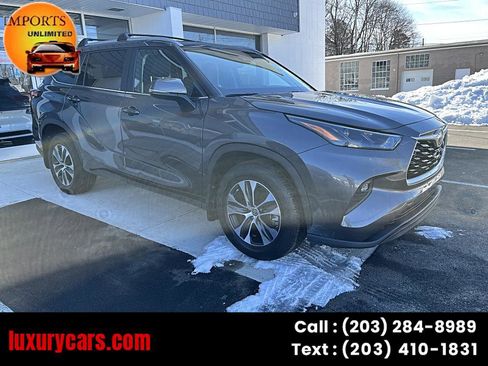 Used 2023 Toyota Highlander XLE image 1