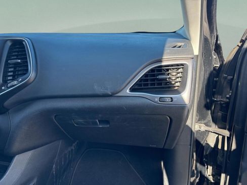 Used 2019 Jeep Cherokee Latitude Plus image 41