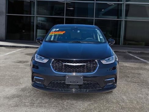 Used 2024 Chrysler Pacifica Select image 3