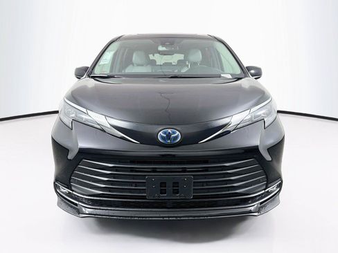 Certified 2025 Toyota Sienna XLE FWD image 9