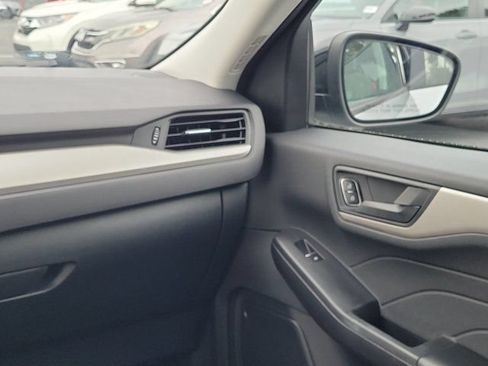 Used 2022 Ford Escape SE w/ SE Sport Appearance Package FWD image 4