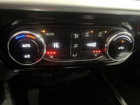 Used 2025 Chevrolet Trax LT w/ LT Convenience Package image 16