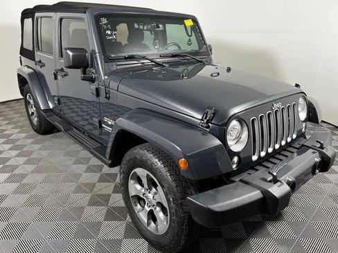 Used 2017 Jeep Wrangler Unlimited Sahara w/ Connectivity Group AWD/4WD image 3