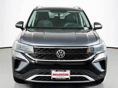 Used 2022 Volkswagen Taos SE w/ Panoramic Sunroof Package image 2