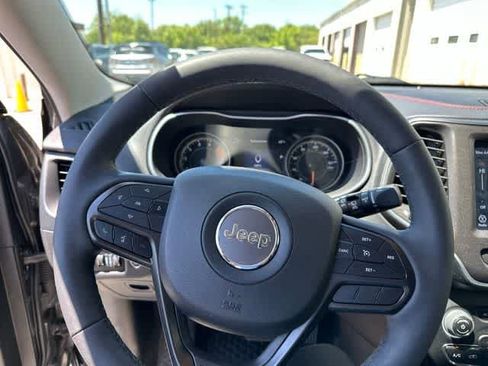 Used 2022 Jeep Cherokee Trailhawk w/ Premium Leather Package AWD/4WD image 10