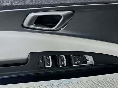 Used 2024 Kia Carnival LX image 15