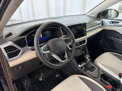 New 2026 Volkswagen Taos SE FWD image 4