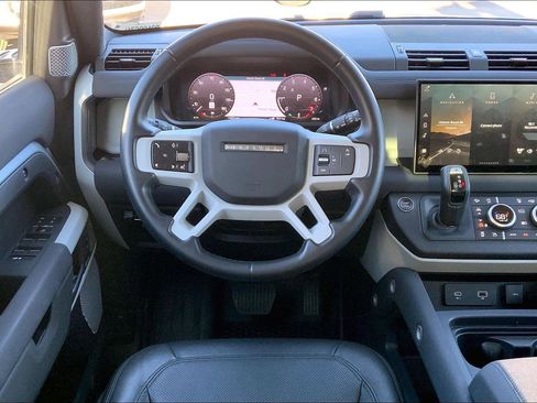 Used 2023 Land Rover Defender 130 SE image 5