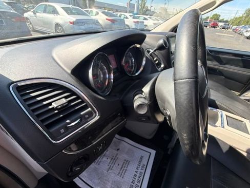 Used 2014 Chrysler Town & Country Touring-L w/ Driver Convenience Group FWD image 32