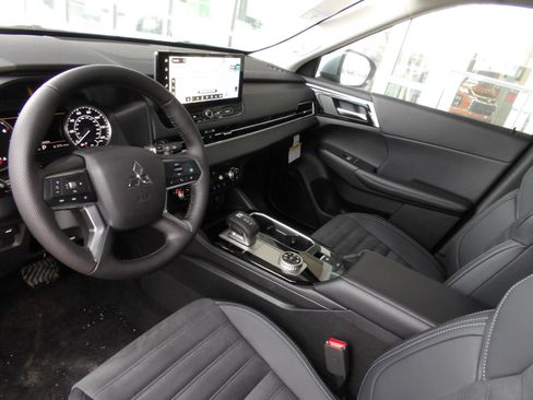 New 2026 Mitsubishi Outlander SE image 13