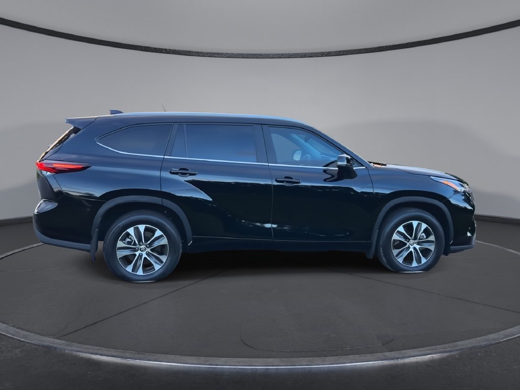 Certified 2025 Toyota Highlander XLE FWD image 9