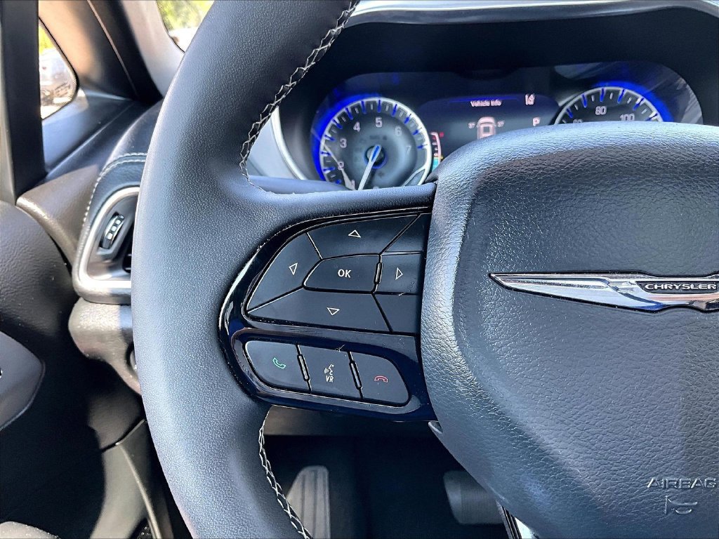 Used 2025 Chrysler Pacifica Limited FWD image 12