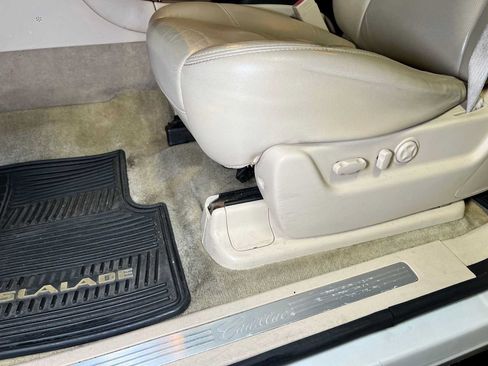 Used 2007 Cadillac Escalade AWD w/ Information Package image 27
