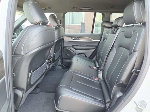 New 2025 Jeep Grand Cherokee Limited image 12