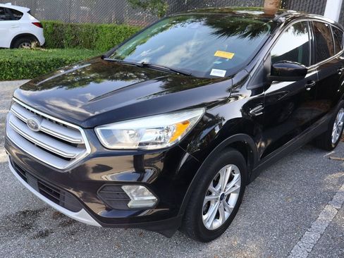 Used 2019 Ford Escape SE image 2